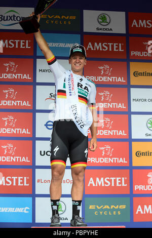 Londres, Royaume-Uni. 29 juillet 2018. Pascal Ackermann, de l'équipe, remportant le Bora-Hansgrohe célèbre Prudential RideLondon-Surrey Classic, la seule course UCI WorldTour pour hommes les plus riches du monde et une journée de course classique. À partir de Horse Guards Parade, l'183km course a eu dans un itinéraire autour de la banlieue de Londres à la fin dans le centre commercial. (Editorial) Crédit : Stephen Chung / Alamy Live News Banque D'Images