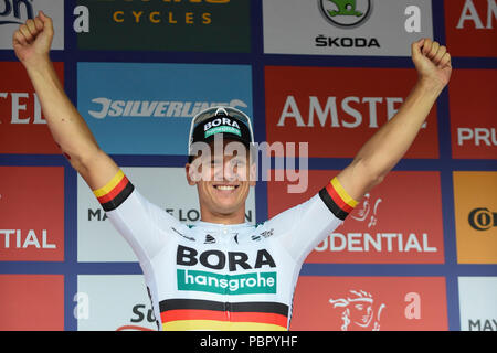 Londres, Royaume-Uni. 29 juillet 2018. Pascal Ackermann, de l'équipe, remportant le Bora-Hansgrohe célèbre Prudential RideLondon-Surrey Classic, la seule course UCI WorldTour pour hommes les plus riches du monde et une journée de course classique. À partir de Horse Guards Parade, l'183km course a eu dans un itinéraire autour de la banlieue de Londres à la fin dans le centre commercial. (Editorial) Crédit : Stephen Chung / Alamy Live News Banque D'Images