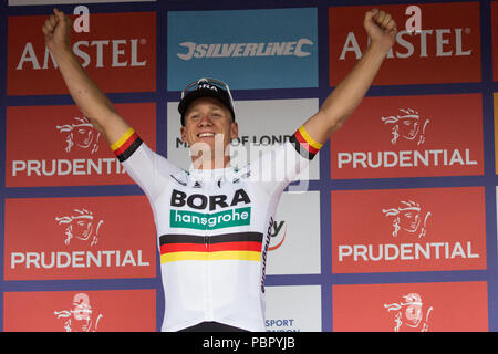 Londres, Royaume-Uni. 29 juillet, 2018. Pascal Ackermann de l'équipe remportant le Bora-Hansgrohe célèbre Prudential RideLondon-Surrey Classic, la Grande-Bretagne ne men's World Tour UCI race et les pays les plus riches du monde course d'une journée avec des prix d'une valeur de 100 000 euros à gagner. Banque D'Images