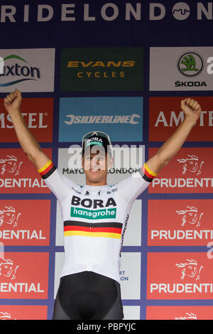 Londres, Royaume-Uni. 29 juillet, 2018. Pascal Ackermann de l'équipe remportant le Bora-Hansgrohe célèbre Prudential RideLondon-Surrey Classic, la Grande-Bretagne ne men's World Tour UCI race et les pays les plus riches du monde course d'une journée avec des prix d'une valeur de 100 000 euros à gagner. Banque D'Images