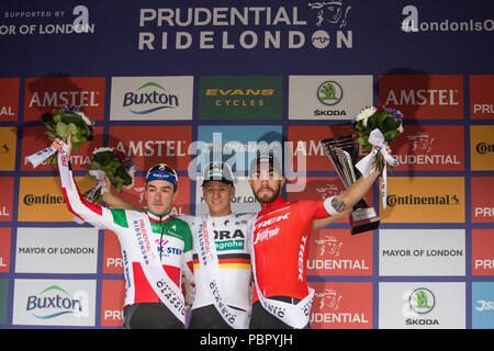 Londres, Royaume-Uni. 29 juillet, 2018. Pascal Ackermann de l'équipe remportant le Bora-Hansgrohe célèbre Prudential RideLondon-Surrey Classic avec Elia Viviani (l) de délicieuses étages qui a terminé deuxième et Giacomo Nizzolo (r) de l'équipe d'Trek-Segafredo qui a terminé troisième. Banque D'Images