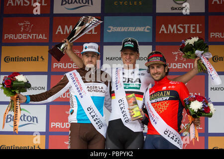 Londres, Royaume-Uni. 29 juillet, 2018. Pascal Ackermann de l'équipe remportant le Bora-Hansgrohe célèbre Prudential RideLondon-Surrey Classic avec le roi des montagnes Alexis Gougeard (l) de l'AG2R La Mondiale et l'équipe de Manuele Boaro vainqueur sprints de l'équipe d'Bahrain-Merida. Banque D'Images