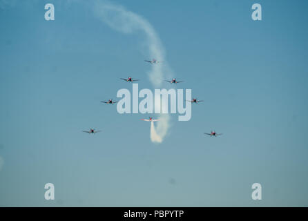 Malaga, Espagne. 29 juillet, 2018. Un groupe d'avions effectuer sur l'air pendant les 2018 Torre del Mar International Air Festival à Torre del Mar, près de Malaga.L 2018 Torre del Mar International Air Festival est organisé les 27, 28 et 29 juillet, attire plus de 300 000 spectateurs. Credit : Jésus Merida/SOPA Images/ZUMA/Alamy Fil Live News Banque D'Images