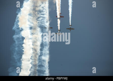 Malaga, Espagne. 29 juillet, 2018. Les membres de l'équipe de l'Armée de l'air espagnole "Patrulla Aguila' effectuer sur l'air pendant les 2018 Torre del Mar International Air Festival à Torre del Mar, près de Malaga.L 2018 Torre del Mar International Air Festival est organisé les 27, 28 et 29 juillet, attire plus de 300 000 spectateurs. Credit : Jésus Merida/SOPA Images/ZUMA/Alamy Fil Live News Banque D'Images