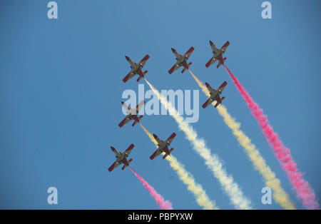 Malaga, Espagne. 29 juillet, 2018. Les membres de l'équipe de l'Armée de l'air espagnole "Patrulla Aguila' effectuer sur l'air pendant les 2018 Torre del Mar International Air Festival à Torre del Mar, près de Malaga.L 2018 Torre del Mar International Air Festival est organisé les 27, 28 et 29 juillet, attire plus de 300 000 spectateurs. Credit : Jésus Merida/SOPA Images/ZUMA/Alamy Fil Live News Banque D'Images