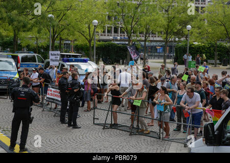 Wiesbaden, Allemagne. 29 juillet 2018. Le contre-manifestants sont séparés par des policiers de l'aile droite de protestation. Les manifestants de droite de la main dans la main - Gegen die Gewalt auf unseren Strasen (Main dans la main - contre la violence dans nos rues) Le mouvement a tenu un rassemblement anti-gouvernement à Wiesbaden. Cette protestation a eu lieu sous le prétexte d'un vigile pour l'adolescent Susanna F, qui aurait été tué par un réfugié à Wiesbaden. Le rallye a été abordée par plusieurs orateurs anti-gouvernement, qui a demandé la démission du gouvernement. Banque D'Images