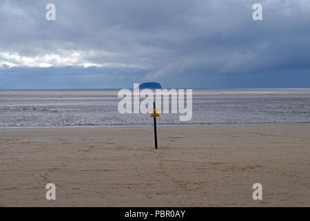 Weston-super-Mare, Royaume-Uni. 29 juillet, 2018. Météo France : le temps chaud de ces dernières semaines est remplacé par gratuites, nuage, et une forte brise qui maintiennent la plupart des gens à partir de la plage. Keith Ramsey/Alamy Live News Banque D'Images