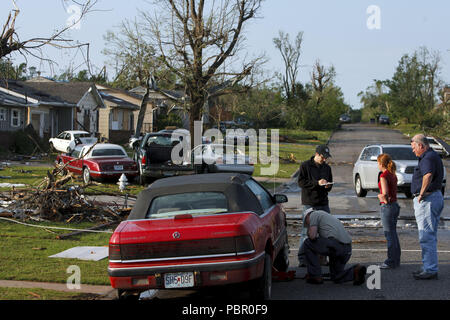 Joplin, Missouri, États-Unis. 24 mai, 2011. En ce 24 mai 2011, photo reporter A. G. Sulzberger, puis un correspondant national pour le New York Times, des entrevues à la suite d'une tornade à Joplin, Missouri, qui a tué plus de 100 personnes et laissé un chemin de dévastation, comme vu sur Mardi, 24 mai 2011. Arthur Gregg ''A.G.'' Sulzberger a été nommé éditeur du New York Times en 2018. Photo © 2011 Patrick T Fallon Crédit : Patrick Fallon/ZUMA/Alamy Fil Live News Banque D'Images