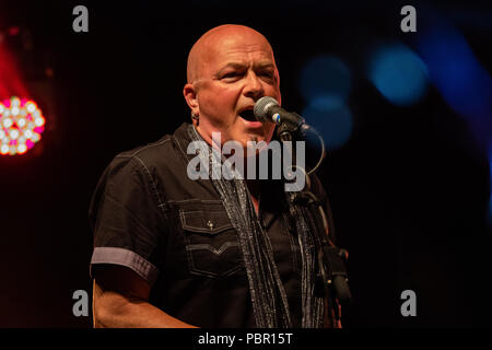 Edmonton, Alberta, Canada. Le 25 juillet, 2018. Marc Gladstone sur les touches et chant vu l'exécution.Les icônes Rock Prism a frappé la K-Jours Amérique du stade d'un panier en foule. La bande a été autour pendant 41 ans, avec 15 albums en tous les dix ans. Le groupe a produit plus de 15 100 hits à la fois au Canada et aux États-Unis. Credit : Ron Palmer/SOPA Images/ZUMA/Alamy Fil Live News Banque D'Images