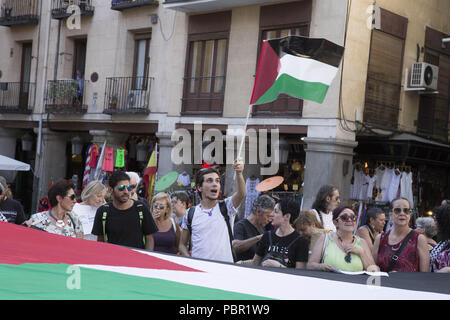 Madrid, Espagne. 29 juillet, 2018. Un homme vu crier pendant la manifestation des militants.au nom du peuple palestinien sporadiquement manifester devant le ministère des Affaires étrangères pour exiger la fin du blocus de Gaza et la libération de l'équipage de la flottille. Credit : Lito Lizana SOPA/Images/ZUMA/Alamy Fil Live News Banque D'Images