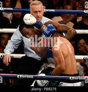 7-28-18. Los Angeles CA. (En blanc/vert les lignes) Mikey Garcia est devenu le 10e champion léger d'unification de la division avec une décision unanime après 12 tours avec Robert Jr. samedi de Pâques. Mikey Garcia a pris la victoire pour le titre mondial à la base de l'unification Centre. Photo par Gene Blevins/LA DailyNews/SCNG/ZumaPress Crédit : Gene Blevins/ZUMA/Alamy Fil Live News Banque D'Images