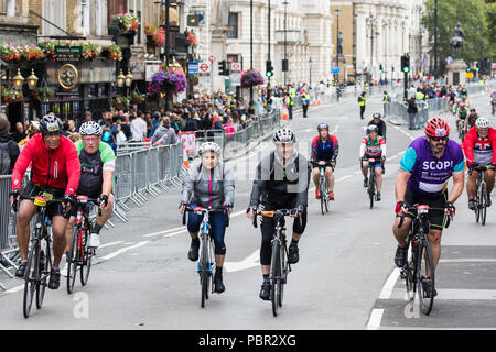 Londres, Royaume-Uni. 29 juillet, 2018. Riders passer le long de Whitehall au cours de la Prudential RideLondon-Surrey 100 et Prudential RideLondon-Surrey 46 événements. 100 l'événement a lieu sur des routes fermées à Londres et dans le Surrey sur une route avec des montées d'essai utilisés dans les Jeux Olympiques de 2012, tandis que l'événement commence 46 au Queen Elizabeth Olympic Park et termine sur le Mall. Credit : Mark Kerrison/Alamy Live News Banque D'Images