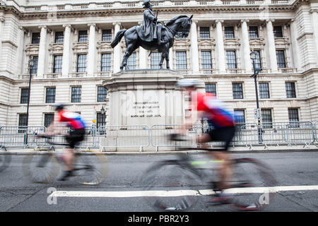 Londres, Royaume-Uni. 29 juillet, 2018. Riders passer le long de Whitehall au cours de la Prudential RideLondon-Surrey 100 et Prudential RideLondon-Surrey 46 événements. 100 l'événement a lieu sur des routes fermées à Londres et dans le Surrey sur une route avec des montées d'essai utilisés dans les Jeux Olympiques de 2012, tandis que l'événement commence 46 au Queen Elizabeth Olympic Park et termine sur le Mall. Credit : Mark Kerrison/Alamy Live News Banque D'Images