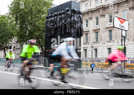 Londres, Royaume-Uni. 29 juillet, 2018. Riders passer le long de Whitehall au cours de la Prudential RideLondon-Surrey 100 et Prudential RideLondon-Surrey 46 événements. 100 l'événement a lieu sur des routes fermées à Londres et dans le Surrey sur une route avec des montées d'essai utilisés dans les Jeux Olympiques de 2012, tandis que l'événement commence 46 au Queen Elizabeth Olympic Park et termine sur le Mall. Credit : Mark Kerrison/Alamy Live News Banque D'Images