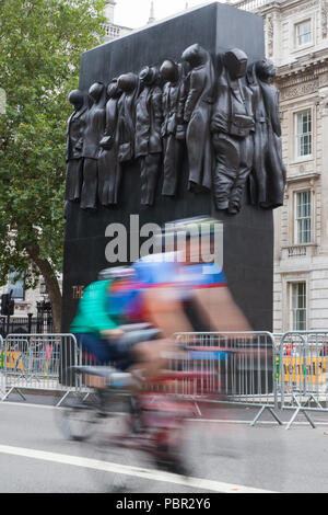 Londres, Royaume-Uni. 29 juillet, 2018. Riders passer le long de Whitehall au cours de la Prudential RideLondon-Surrey 100 et Prudential RideLondon-Surrey 46 événements. 100 l'événement a lieu sur des routes fermées à Londres et dans le Surrey sur une route avec des montées d'essai utilisés dans les Jeux Olympiques de 2012, tandis que l'événement commence 46 au Queen Elizabeth Olympic Park et termine sur le Mall. Credit : Mark Kerrison/Alamy Live News Banque D'Images