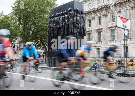 Londres, Royaume-Uni. 29 juillet, 2018. Riders passer le long de Whitehall au cours de la Prudential RideLondon-Surrey 100 et Prudential RideLondon-Surrey 46 événements. 100 l'événement a lieu sur des routes fermées à Londres et dans le Surrey sur une route avec des montées d'essai utilisés dans les Jeux Olympiques de 2012, tandis que l'événement commence 46 au Queen Elizabeth Olympic Park et termine sur le Mall. Credit : Mark Kerrison/Alamy Live News Banque D'Images