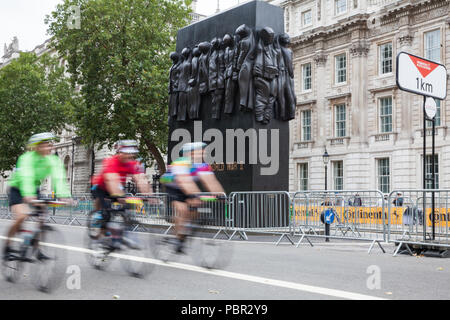 Londres, Royaume-Uni. 29 juillet, 2018. Riders passer le long de Whitehall au cours de la Prudential RideLondon-Surrey 100 et Prudential RideLondon-Surrey 46 événements. 100 l'événement a lieu sur des routes fermées à Londres et dans le Surrey sur une route avec des montées d'essai utilisés dans les Jeux Olympiques de 2012, tandis que l'événement commence 46 au Queen Elizabeth Olympic Park et termine sur le Mall. Credit : Mark Kerrison/Alamy Live News Banque D'Images