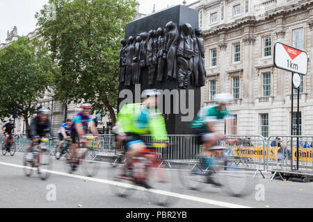 Londres, Royaume-Uni. 29 juillet, 2018. Riders passer le long de Whitehall au cours de la Prudential RideLondon-Surrey 100 et Prudential RideLondon-Surrey 46 événements. 100 l'événement a lieu sur des routes fermées à Londres et dans le Surrey sur une route avec des montées d'essai utilisés dans les Jeux Olympiques de 2012, tandis que l'événement commence 46 au Queen Elizabeth Olympic Park et termine sur le Mall. Credit : Mark Kerrison/Alamy Live News Banque D'Images