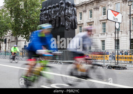 Londres, Royaume-Uni. 29 juillet, 2018. Riders passer le long de Whitehall au cours de la Prudential RideLondon-Surrey 100 et Prudential RideLondon-Surrey 46 événements. 100 l'événement a lieu sur des routes fermées à Londres et dans le Surrey sur une route avec des montées d'essai utilisés dans les Jeux Olympiques de 2012, tandis que l'événement commence 46 au Queen Elizabeth Olympic Park et termine sur le Mall. Credit : Mark Kerrison/Alamy Live News Banque D'Images