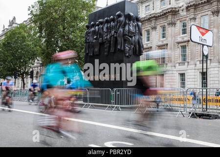 Londres, Royaume-Uni. 29 juillet, 2018. Riders passer le long de Whitehall au cours de la Prudential RideLondon-Surrey 100 et Prudential RideLondon-Surrey 46 événements. 100 l'événement a lieu sur des routes fermées à Londres et dans le Surrey sur une route avec des montées d'essai utilisés dans les Jeux Olympiques de 2012, tandis que l'événement commence 46 au Queen Elizabeth Olympic Park et termine sur le Mall. Credit : Mark Kerrison/Alamy Live News Banque D'Images