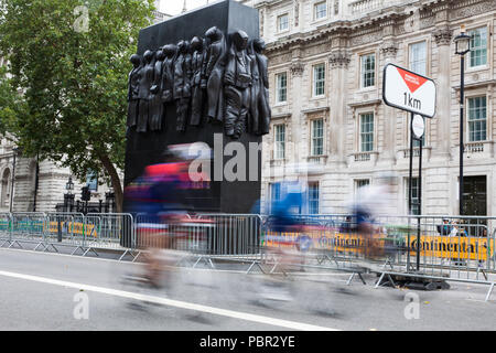 Londres, Royaume-Uni. 29 juillet, 2018. Riders passer le long de Whitehall au cours de la Prudential RideLondon-Surrey 100 et Prudential RideLondon-Surrey 46 événements. 100 l'événement a lieu sur des routes fermées à Londres et dans le Surrey sur une route avec des montées d'essai utilisés dans les Jeux Olympiques de 2012, tandis que l'événement commence 46 au Queen Elizabeth Olympic Park et termine sur le Mall. Credit : Mark Kerrison/Alamy Live News Banque D'Images