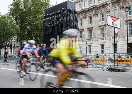 Londres, Royaume-Uni. 29 juillet, 2018. Riders passer le long de Whitehall au cours de la Prudential RideLondon-Surrey 100 et Prudential RideLondon-Surrey 46 événements. 100 l'événement a lieu sur des routes fermées à Londres et dans le Surrey sur une route avec des montées d'essai utilisés dans les Jeux Olympiques de 2012, tandis que l'événement commence 46 au Queen Elizabeth Olympic Park et termine sur le Mall. Credit : Mark Kerrison/Alamy Live News Banque D'Images