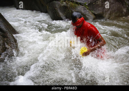 Katmandou, Népal. 30 juillet, 2018. Un hindou adorateur ou pèlerin aussi appelé Bol de la submerge de nomenclature de la rivière Bagmati sacrée comme le culte à Seigneur Shiva pendant le mois sacré hindou de l'Shrawan festival Sombar ou Bol Bom pèlerinage à Sundarijal à Katmandou, Népal le lundi, Juillet 30, 2018. Pèlerins du Népal et l'Inde billet d'environ 22 kilomètres à pieds nus Sundarijal depuis la capitale pour recueillir l'eau bénite et retour à Pashupathinath Temple. Credit : ZUMA Press, Inc./Alamy Live News Banque D'Images