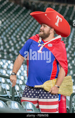 Houston, Texas, USA. 29 juillet, 2018. Ventilateur Texas Rangers Michael Kahlig attend des autographes avant le match de la Ligue Majeure de Baseball entre les Texas Rangers et les Astros de Houston au Minute Maid Park de Houston, Texas. Prentice C. James/CSM/Alamy Live News Banque D'Images