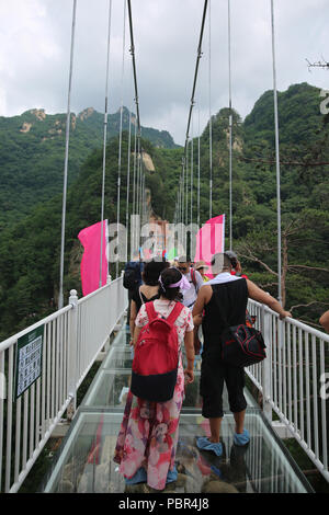 Dandon, Dandon, Chine. 30 juillet, 2018. Dandong, CHINE-les 268 mètres de haut pont en verre fait peur à bien des touristes dans le nord-est de la Chine, la province de Liaoning. Crédit : SIPA Asie/ZUMA/Alamy Fil Live News Banque D'Images