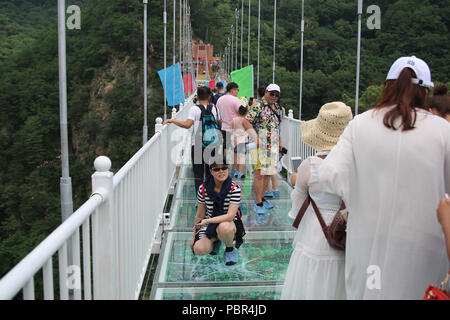 Dandon, Dandon, Chine. 30 juillet, 2018. Dandong, CHINE-les 268 mètres de haut pont en verre fait peur à bien des touristes dans le nord-est de la Chine, la province de Liaoning. Crédit : SIPA Asie/ZUMA/Alamy Fil Live News Banque D'Images