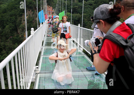 Dandon, Dandon, Chine. 30 juillet, 2018. Dandong, CHINE-les 268 mètres de haut pont en verre fait peur à bien des touristes dans le nord-est de la Chine, la province de Liaoning. Crédit : SIPA Asie/ZUMA/Alamy Fil Live News Banque D'Images