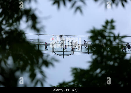 Dandon, Dandon, Chine. 30 juillet, 2018. Dandong, CHINE-les 268 mètres de haut pont en verre fait peur à bien des touristes dans le nord-est de la Chine, la province de Liaoning. Crédit : SIPA Asie/ZUMA/Alamy Fil Live News Banque D'Images