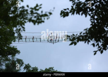 Dandon, Dandon, Chine. 30 juillet, 2018. Dandong, CHINE-les 268 mètres de haut pont en verre fait peur à bien des touristes dans le nord-est de la Chine, la province de Liaoning. Crédit : SIPA Asie/ZUMA/Alamy Fil Live News Banque D'Images