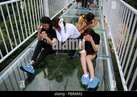 Dandon, Dandon, Chine. 30 juillet, 2018. Dandong, CHINE-les 268 mètres de haut pont en verre fait peur à bien des touristes dans le nord-est de la Chine, la province de Liaoning. Crédit : SIPA Asie/ZUMA/Alamy Fil Live News Banque D'Images