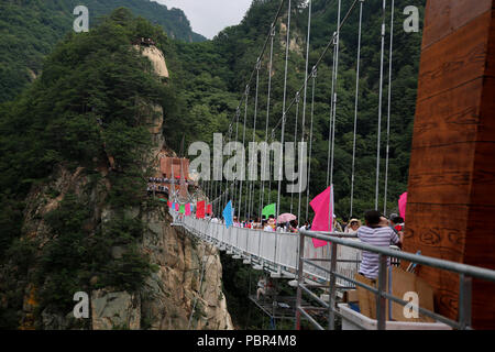 Dandon, Dandon, Chine. 30 juillet, 2018. Dandong, CHINE-les 268 mètres de haut pont en verre fait peur à bien des touristes dans le nord-est de la Chine, la province de Liaoning. Crédit : SIPA Asie/ZUMA/Alamy Fil Live News Banque D'Images