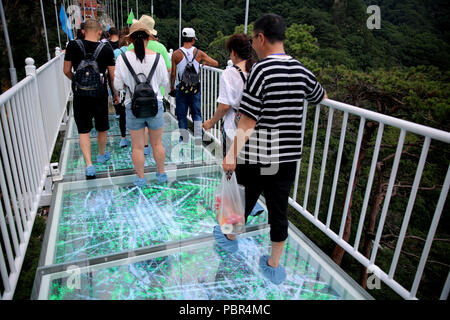 Dandon, Dandon, Chine. 30 juillet, 2018. Dandong, CHINE-les 268 mètres de haut pont en verre fait peur à bien des touristes dans le nord-est de la Chine, la province de Liaoning. Crédit : SIPA Asie/ZUMA/Alamy Fil Live News Banque D'Images