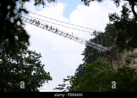 Dandon, Dandon, Chine. 30 juillet, 2018. Dandong, CHINE-les 268 mètres de haut pont en verre fait peur à bien des touristes dans le nord-est de la Chine, la province de Liaoning. Crédit : SIPA Asie/ZUMA/Alamy Fil Live News Banque D'Images