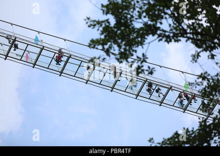 Dandon, Dandon, Chine. 30 juillet, 2018. Dandong, CHINE-les 268 mètres de haut pont en verre fait peur à bien des touristes dans le nord-est de la Chine, la province de Liaoning. Crédit : SIPA Asie/ZUMA/Alamy Fil Live News Banque D'Images