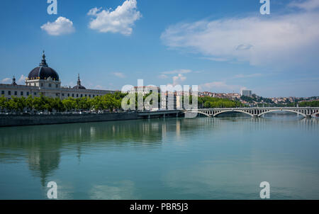 Vue sur le Rhône avec Le Grand Hôtel Dieu après 2018 Rénovation et Croix Rousse à Lyon ville France Banque D'Images