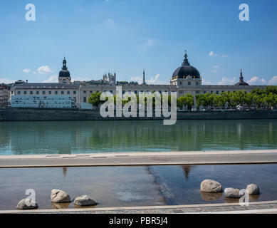 Vue sur le Rhône avec Le Grand Hôtel Dieu après 2018 et la rénovation de la cathédrale de Fourvière à Lyon ville France Banque D'Images