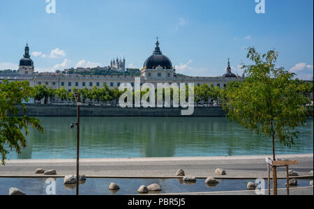 Vue sur le Rhône avec Le Grand Hôtel Dieu après 2018 et la rénovation de la cathédrale de Fourvière à Lyon ville France Banque D'Images