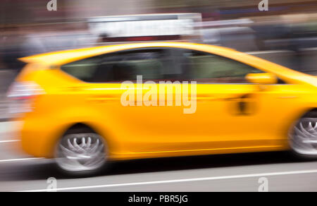 Médaillon jaune floue Les taxis sur Times Square, New York, USA Banque D'Images