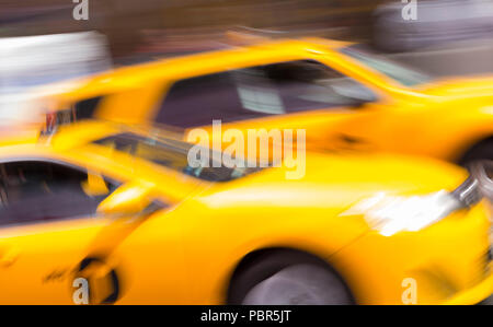 Médaillon jaune floue Les taxis sur Times Square, New York, USA Banque D'Images