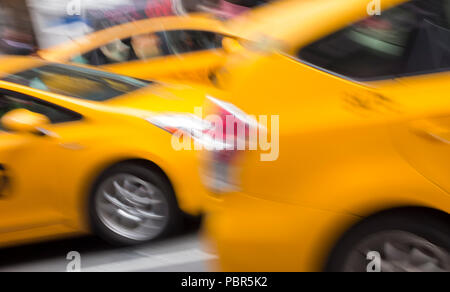 Médaillon jaune floue Les taxis sur Times Square, New York, USA Banque D'Images