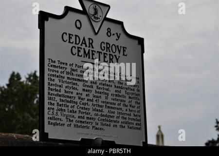 Le cimetière de Cedar Grove est un cimetière historique situé à Portsmouth, en Virginie, créé au XVIIIe siècle et couvrant environ 5,3 acres. Le site est inscrit au Registre national des lieux historiques pour son importance historique. L'image d'archive documente un signe marqueur identifiant le terrain du cimetière. Banque D'Images