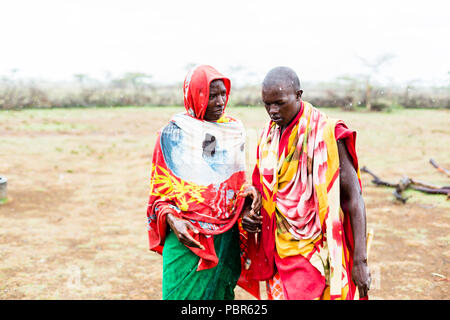 Deux hommes Massai marcher ensemble Banque D'Images