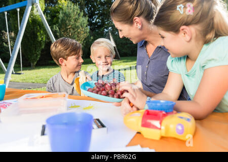 Maman peinture photos avec leurs enfants pendant la pause déjeuner Banque D'Images