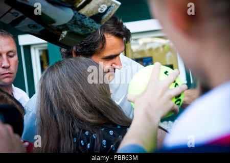 Roger Federer, signe des autographes pour les fans au Gerry Weber Open 2013 à Halle (Westfalen), Allemagne. Banque D'Images