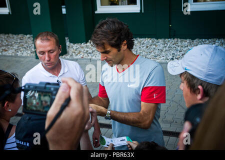 Roger Federer, signe des autographes pour les fans au Gerry Weber Open 2013 à Halle (Westfalen), Allemagne. Banque D'Images