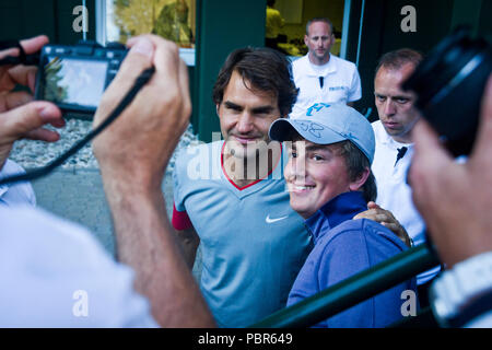 Roger Federer a sa photo prise avec un ventilateur à la 2013 Gerry Weber Open à Halle (Westfalen), Allemagne. Banque D'Images